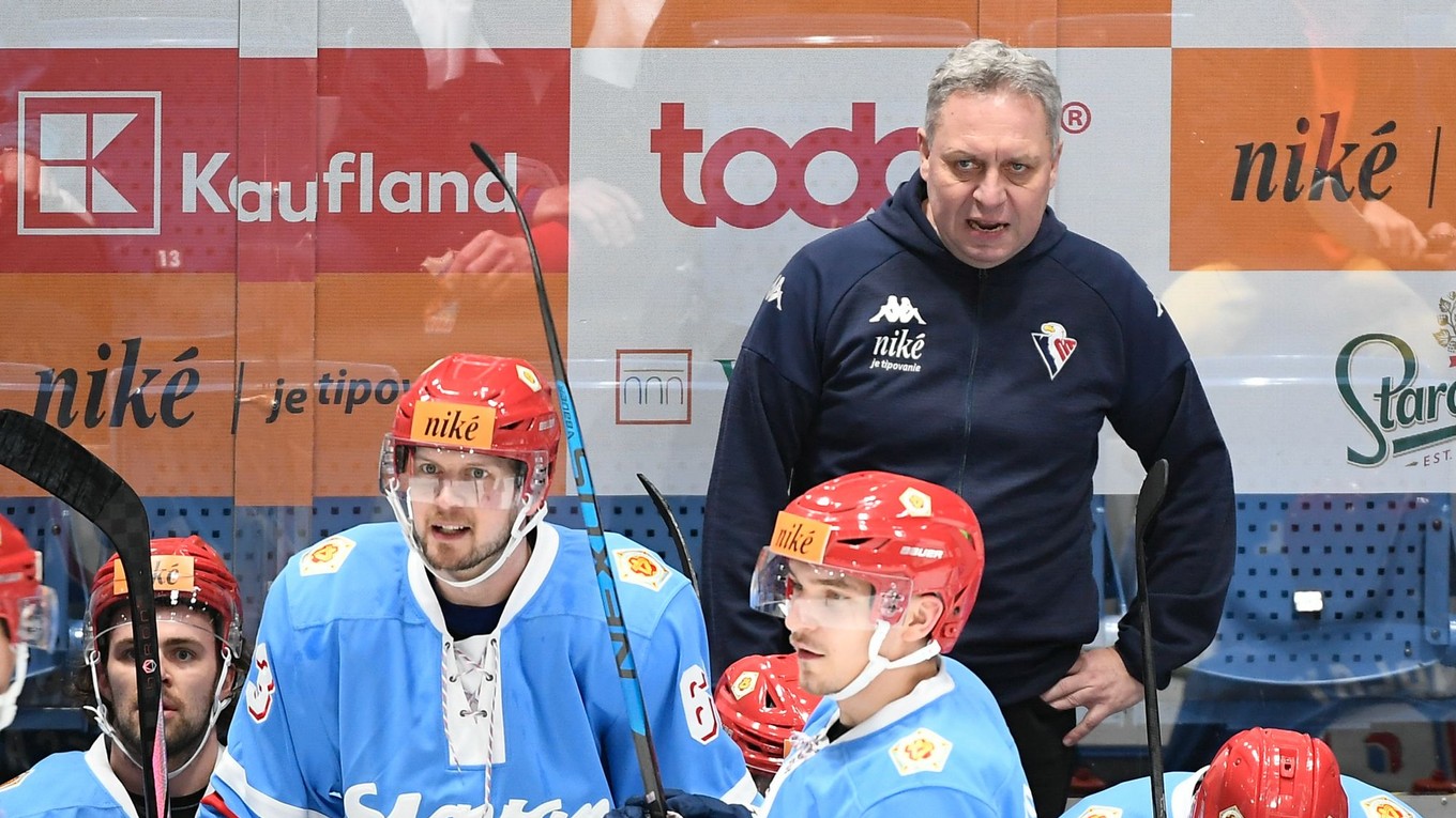 Tréner Slovana Peter Oremus počas 50. kola hokejovej Tipos extraligy HC Slovan Bratislava – HK 32 Liptovský Mikuláš.