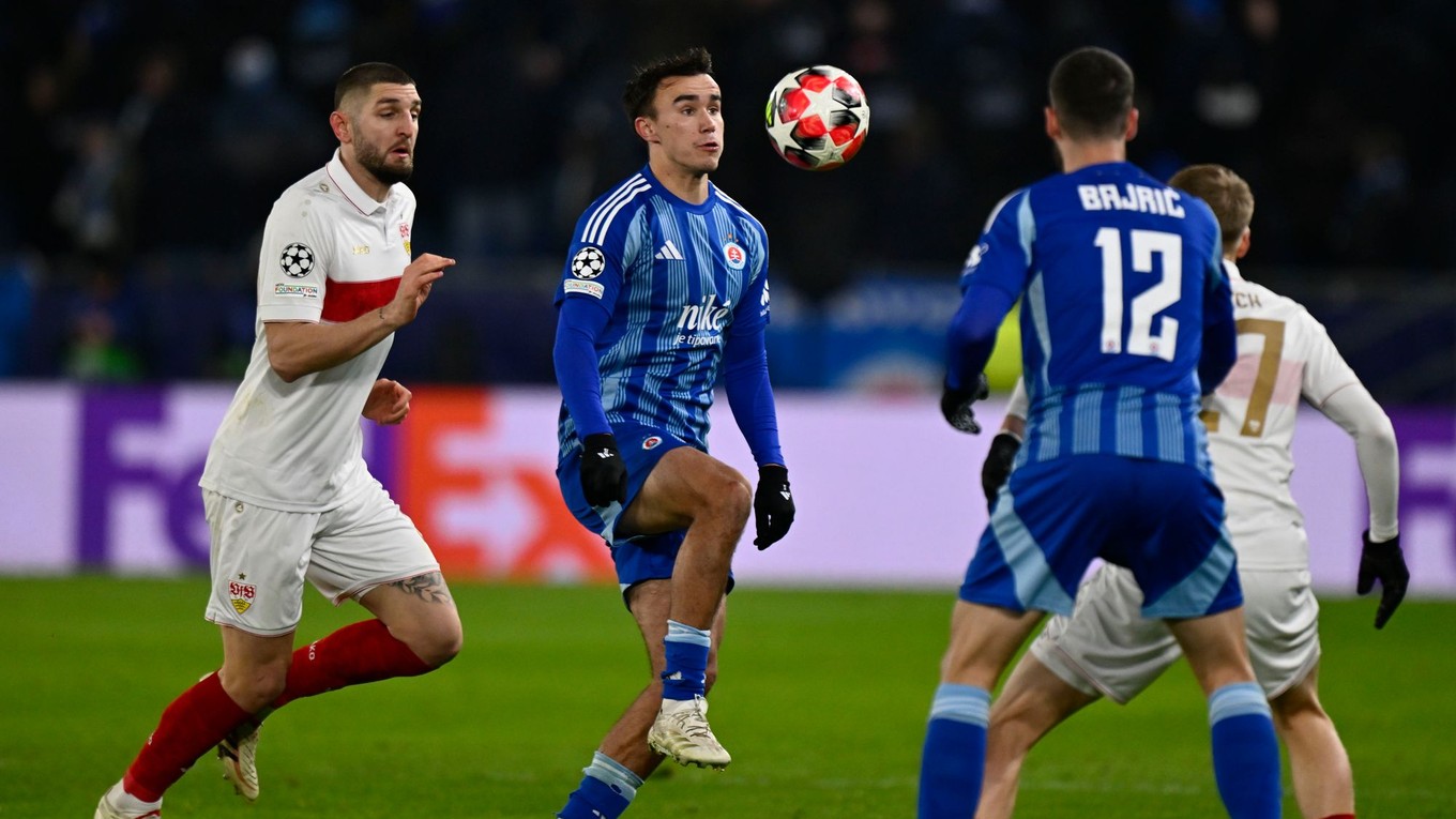 Uprostred David Strelec (Slovan) v držaní lopty počas zápasu ŠK Slovan Bratislava - VfB Stuttgart.