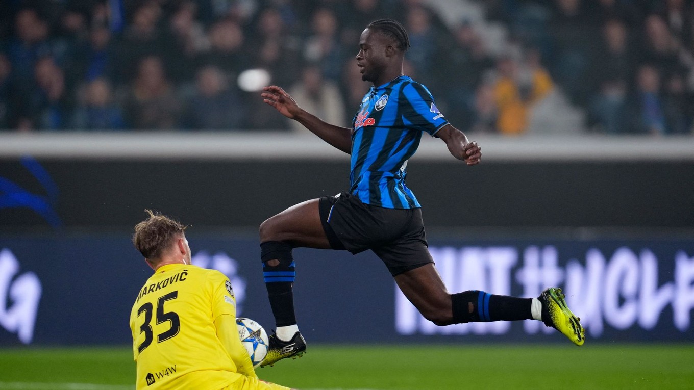 Zákrok brankára Slavie Jakuba Markoviča v zápase Ligy majstrov Atalanta Bergamo - Slavia Praha.