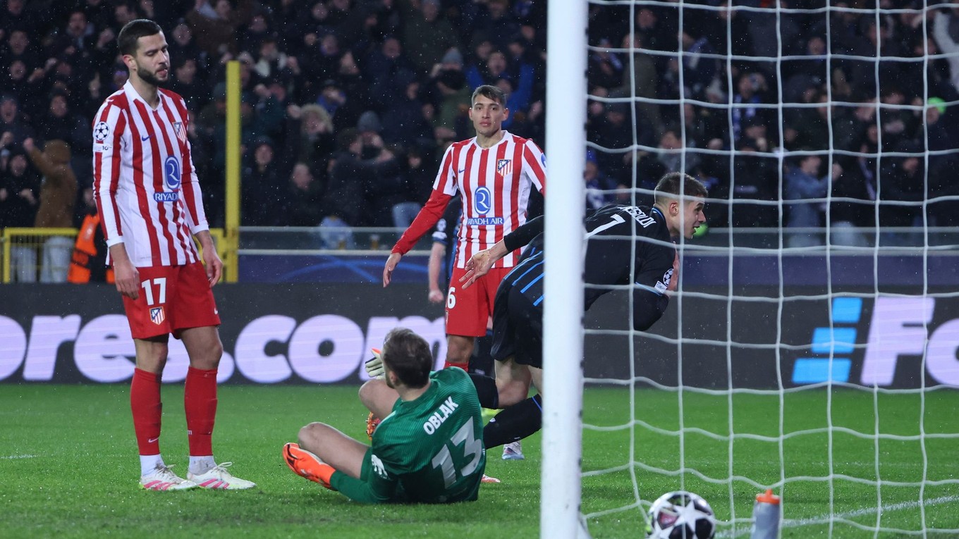 Hráč Bruggy Nicolo Tresoldi sa raduje po strelení gólu počas zápasu play off o postup do osemfinále Ligy majstrov Club Bruggy - Atlético Madrid