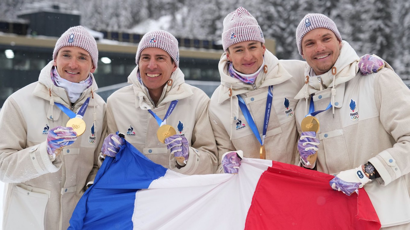 Francúzski biatlonisti Eric Perrot, Quentin Fillon Maillet, Emilien Jacquelin a Fabien Claude pózujú so zlatými medailami po štafete mužov.