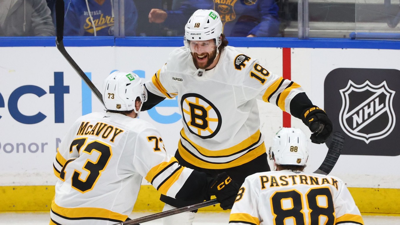 Pavel Zacha (v strede) sa teší z gólu