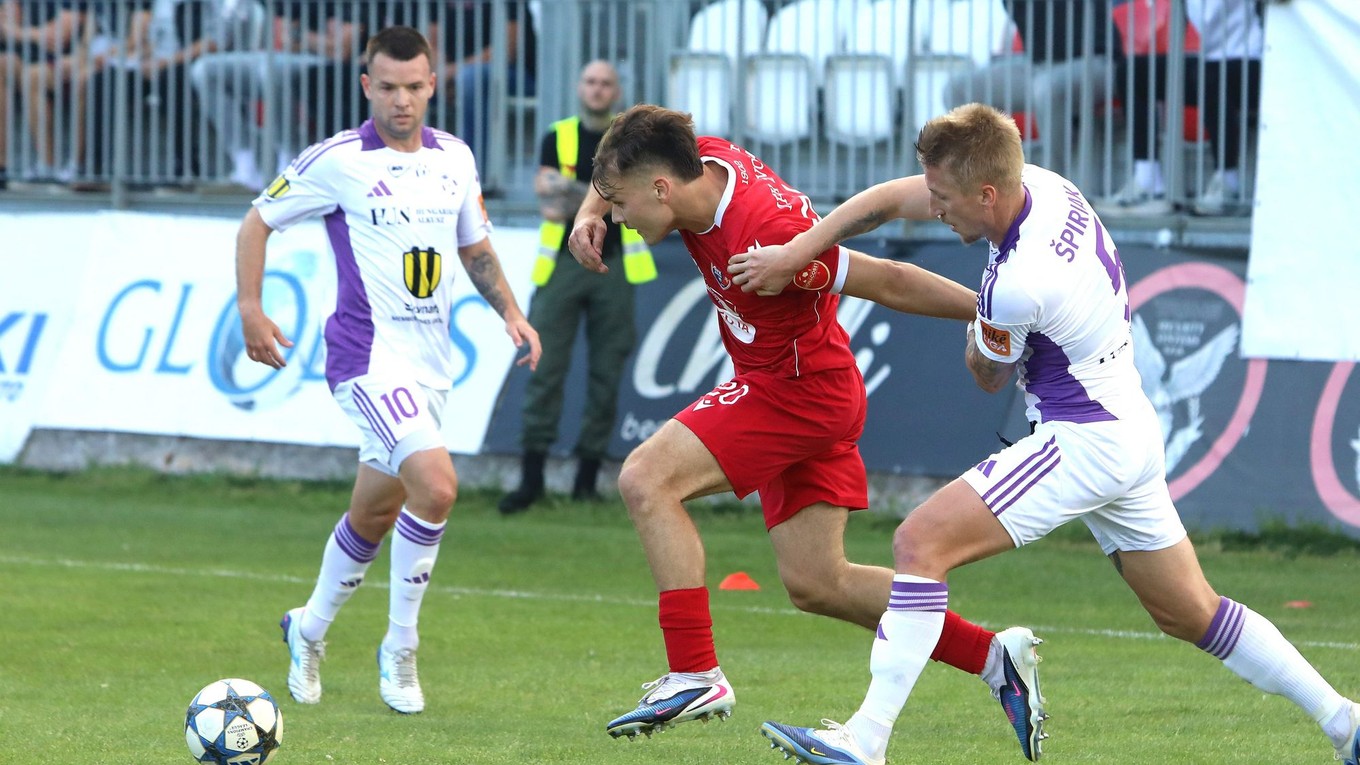 Na snímke zľava Viktor Úradník (Zvolen) a Dominik Špiriak (Komárno) počas zápasu baráže MFK Zvolen - KFC Komárno.
