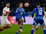 Uprostred David Strelec (Slovan) v držaní lopty počas zápasu ŠK Slovan Bratislava - VfB Stuttgart.