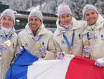 Francúzski biatlonisti Eric Perrot, Quentin Fillon Maillet, Emilien Jacquelin a Fabien Claude pózujú so zlatými medailami po štafete mužov.