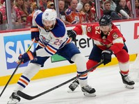 Leon Draisaitl (vľavo) a Brandon Montour v druhom zápase finále play-off NHL Florida Panthers - Edmonton Oilers.