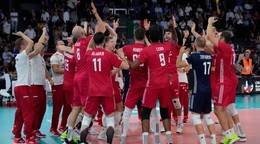 Poľskí reprezentanti sa tešia po triumfe vo finále ME vo volejbale 2023.