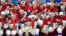 Českí hokejisti pózujú s trofejou na MS v hokeji 2024.