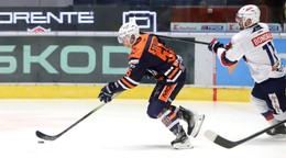 Adam Stripai (Michalovce) a Radovan Bondra (Zvolen) bojujú o puk