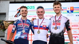 Slovenskí cyklisti, zľava Martin Svrček, Lukáš Kubiš a Matthias Schwarzbacher. 