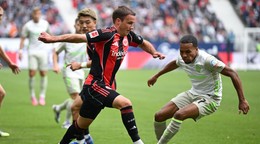 Mario Götze z Frankfurtu (vľavo).