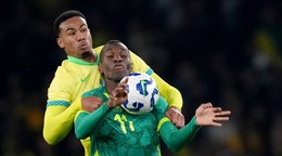 Nicolas Jackson v súboji s Gabrielom Magalhaesom.