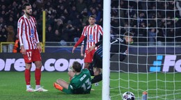 Hráč Bruggy Nicolo Tresoldi sa raduje po strelení gólu počas zápasu play off o postup do osemfinále Ligy majstrov Club Bruggy - Atlético Madrid