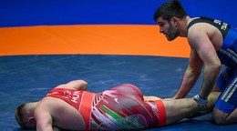 Slovenský zápasník Batyrbek Cakulov (vpravo) a Richárd Végh z Maďarska