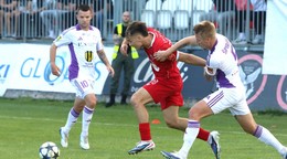 Na snímke zľava Viktor Úradník (Zvolen) a Dominik Špiriak (Komárno) počas zápasu baráže MFK Zvolen - KFC Komárno.