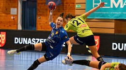Vľavo s loptou Emma Boadová Coronadová (HC DAC) a vpravo Durdina Malovićová (Jomi PDO Salerno)