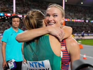 Katie Moonová z USA a Nina Kennedyová z Austrálie sa podelili o zlato v skoku o žrdi. 