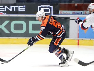 Adam Stripai (Michalovce) a Radovan Bondra (Zvolen) bojujú o puk