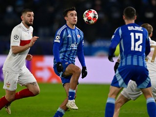 Uprostred David Strelec (Slovan) v držaní lopty počas zápasu ŠK Slovan Bratislava - VfB Stuttgart.