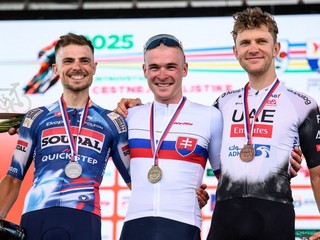 Slovenskí cyklisti, zľava Martin Svrček, Lukáš Kubiš a Matthias Schwarzbacher. 