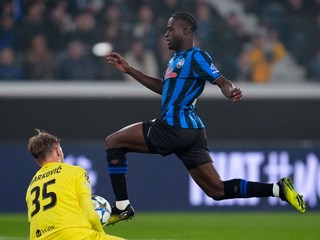 Zákrok brankára Slavie Jakuba Markoviča v zápase Ligy majstrov Atalanta Bergamo - Slavia Praha.