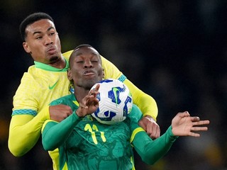 Nicolas Jackson v súboji s Gabrielom Magalhaesom.