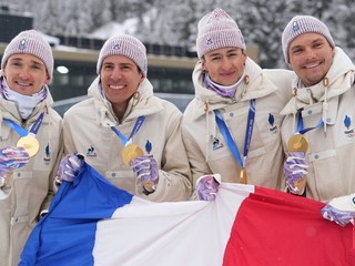 Francúzski biatlonisti Eric Perrot, Quentin Fillon Maillet, Emilien Jacquelin a Fabien Claude pózujú so zlatými medailami po štafete mužov.