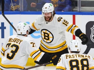 Pavel Zacha (v strede) sa teší z gólu