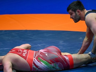 Slovenský zápasník Batyrbek Cakulov (vpravo) a Richárd Végh z Maďarska