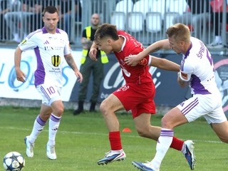 Na snímke zľava Viktor Úradník (Zvolen) a Dominik Špiriak (Komárno) počas zápasu baráže MFK Zvolen - KFC Komárno.