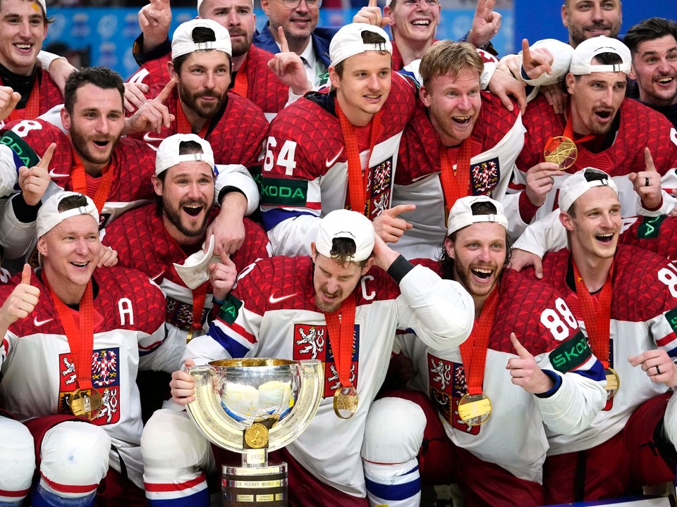 Českí hokejisti pózujú s trofejou na MS v hokeji 2024.