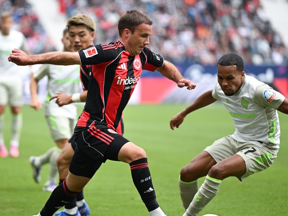 Mario Götze z Frankfurtu (vľavo).