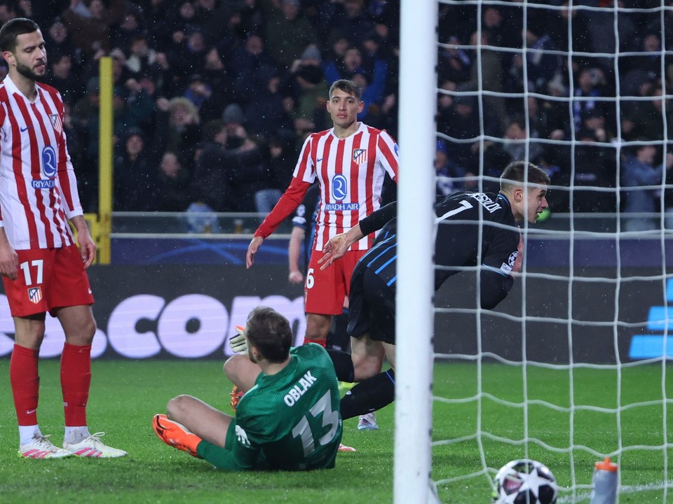 Hráč Bruggy Nicolo Tresoldi sa raduje po strelení gólu počas zápasu play off o postup do osemfinále Ligy majstrov Club Bruggy - Atlético Madrid