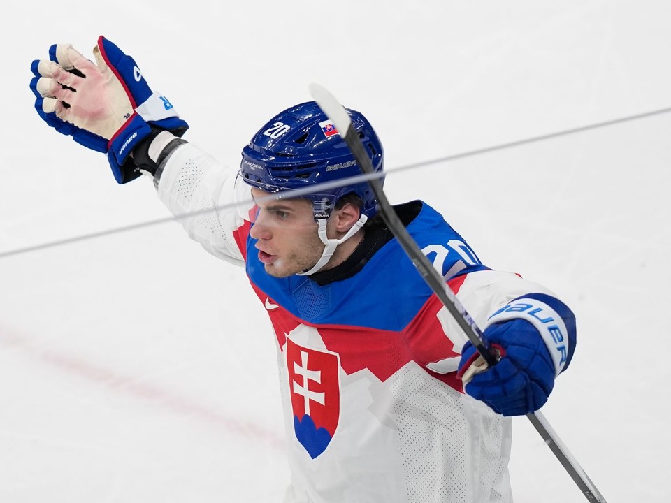 Juraj Slafkovský oslavuje gól. 