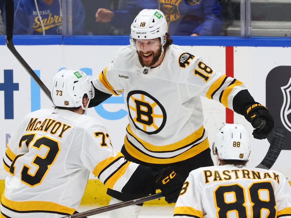 Pavel Zacha (v strede) sa teší z gólu