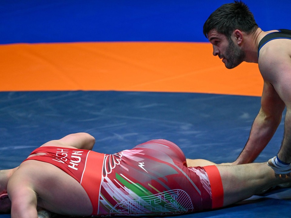 Slovenský zápasník Batyrbek Cakulov (vpravo) a Richárd Végh z Maďarska