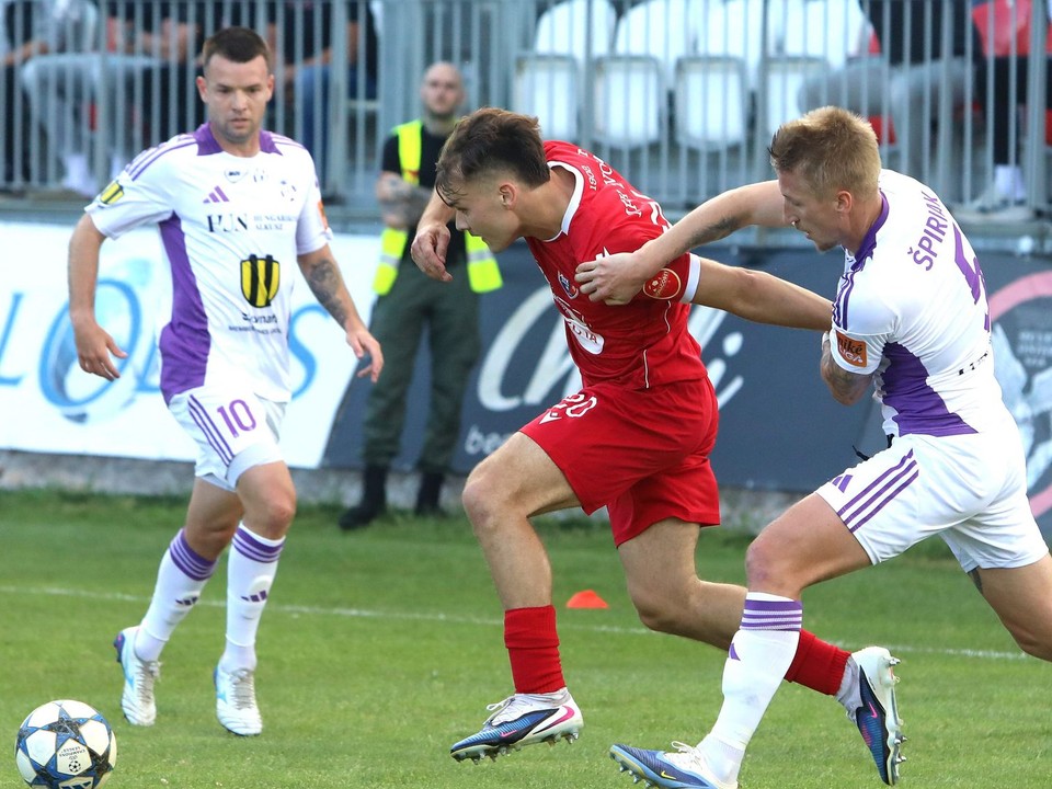 Na snímke zľava Viktor Úradník (Zvolen) a Dominik Špiriak (Komárno) počas zápasu baráže MFK Zvolen - KFC Komárno.