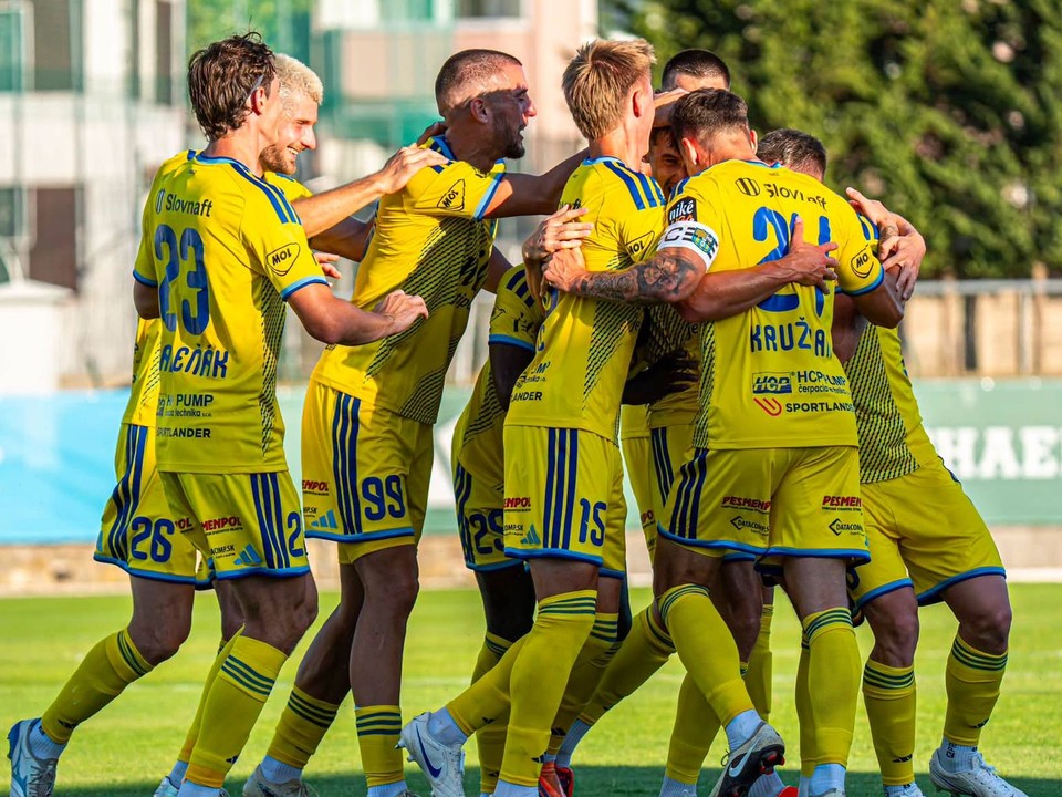 Futbalisti FC Košice oslavujú gól.