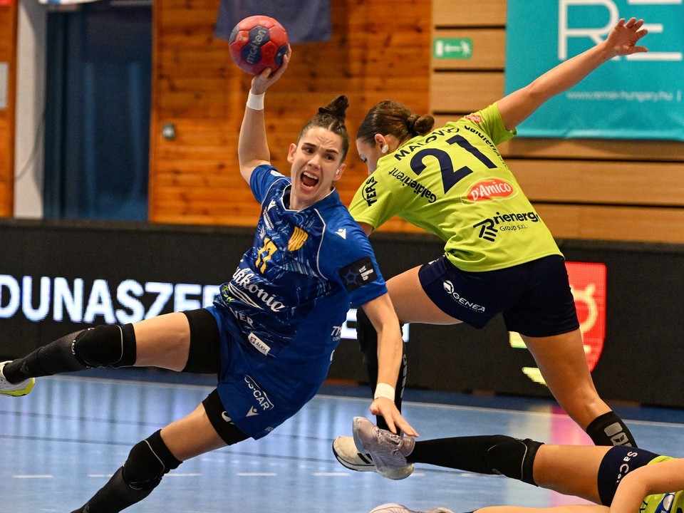 Vľavo s loptou Emma Boadová Coronadová (HC DAC) a vpravo Durdina Malovićová (Jomi PDO Salerno)