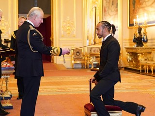 Princ Charles pasoval Lewisa Hamiltona za rytiera.
