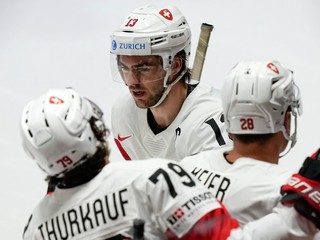 Nico Hischier sa teší so svojimi spoluhráčmi na MS v hokeji 2022.