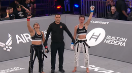 Chochlíkova (vpravo) pri vyhlasovaní výsledku.