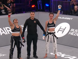 Chochlíkova (vpravo) pri vyhlasovaní výsledku.