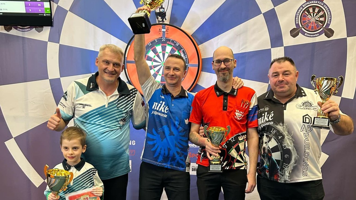 Štefan Hájek (druhý zľava) sa stal majstrom Slovenska v šípkach 2025.