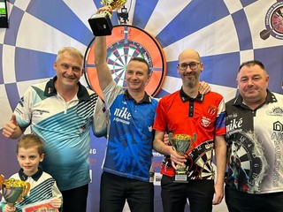 Štefan Hájek (druhý zľava) sa stal majstrom Slovenska v šípkach 2025.