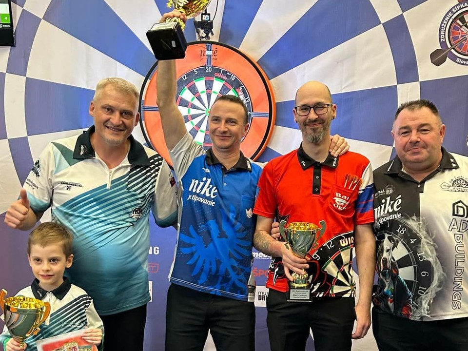 Štefan Hájek (druhý zľava) sa stal majstrom Slovenska v šípkach 2025.