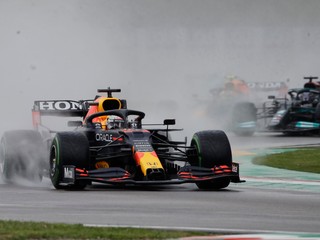 Holanďan Max Verstappen na okruhu v Imole.