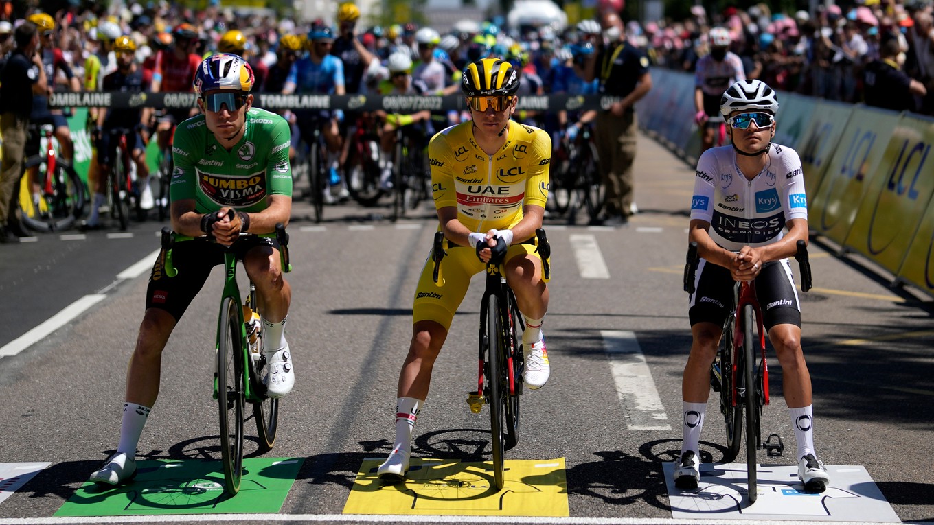Tadej Pogačar (uprostred) triumfoval v 7. etape Tour de France.