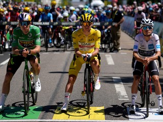 Tadej Pogačar (uprostred) triumfoval v 7. etape Tour de France.