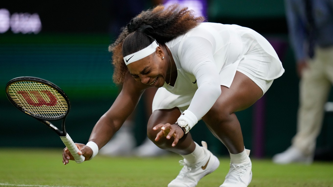 Serena Williamsová a jej pád počas Wimbledonu 2021.